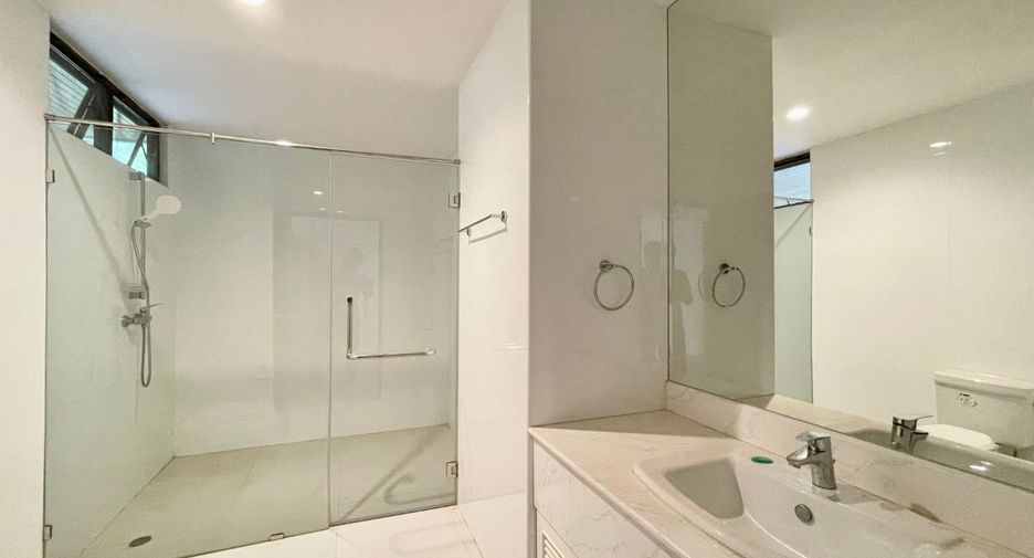For rent 4 bedrooms apartment in Khlong Toei, Bangkok