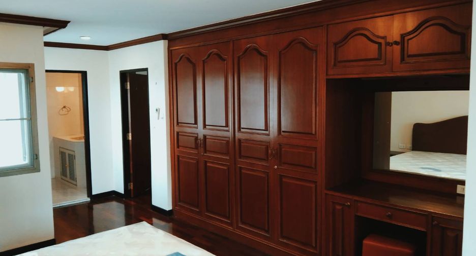 For rent 3 bedrooms condo in Khlong Toei, Bangkok