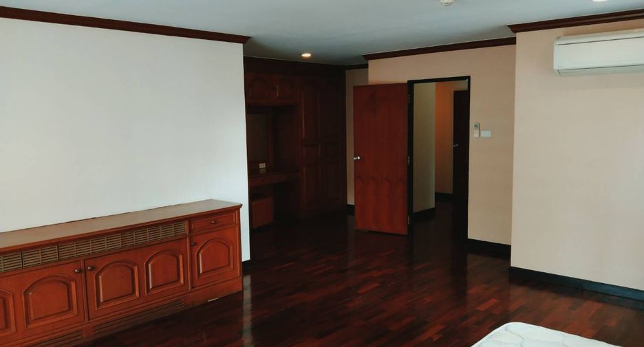 For rent 3 bedrooms condo in Khlong Toei, Bangkok