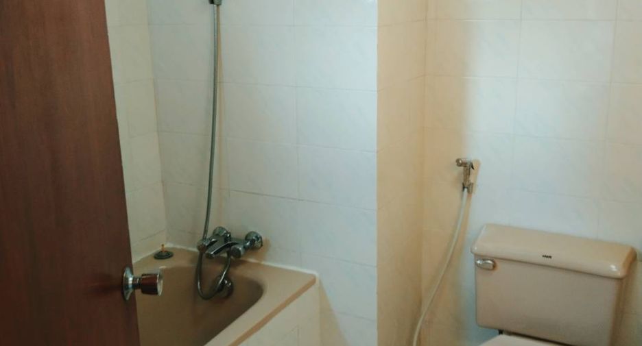For rent 3 bedrooms condo in Khlong Toei, Bangkok