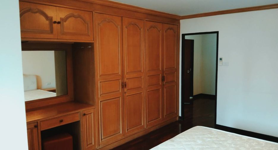 For rent 3 bedrooms condo in Khlong Toei, Bangkok