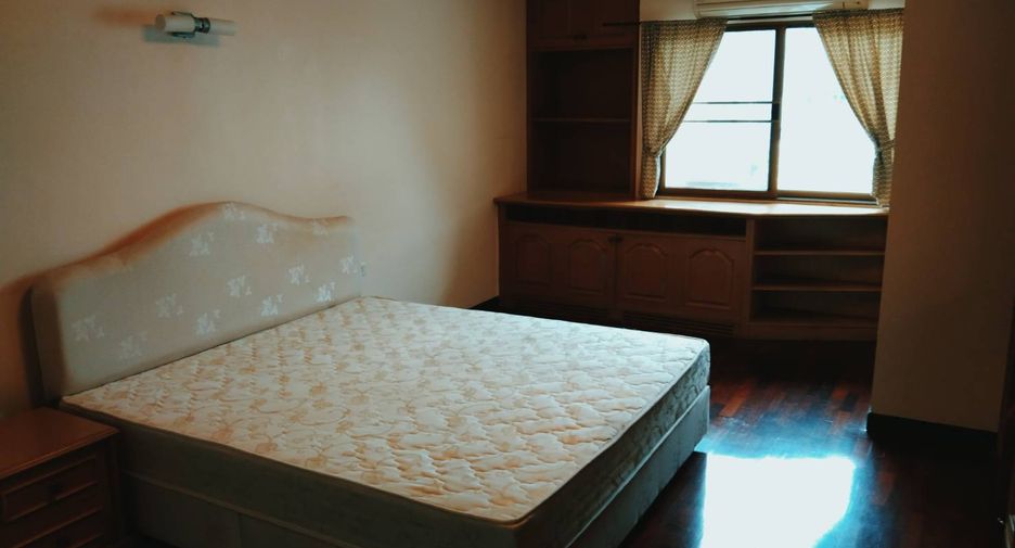 For rent 3 bedrooms condo in Khlong Toei, Bangkok