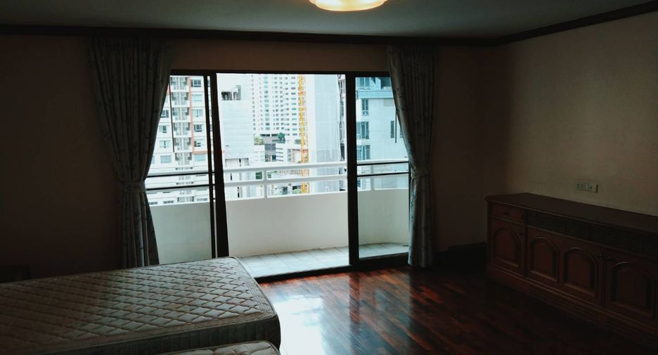 For rent 3 bedrooms condo in Khlong Toei, Bangkok