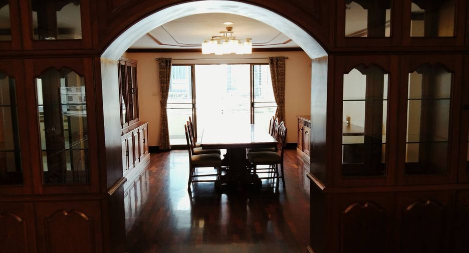 For rent 3 bedrooms condo in Khlong Toei, Bangkok