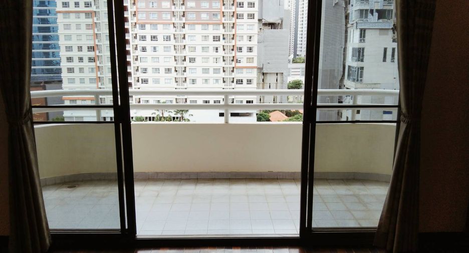 For rent 3 bedrooms condo in Khlong Toei, Bangkok