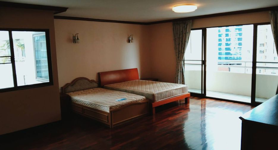 For rent 3 bedrooms condo in Khlong Toei, Bangkok