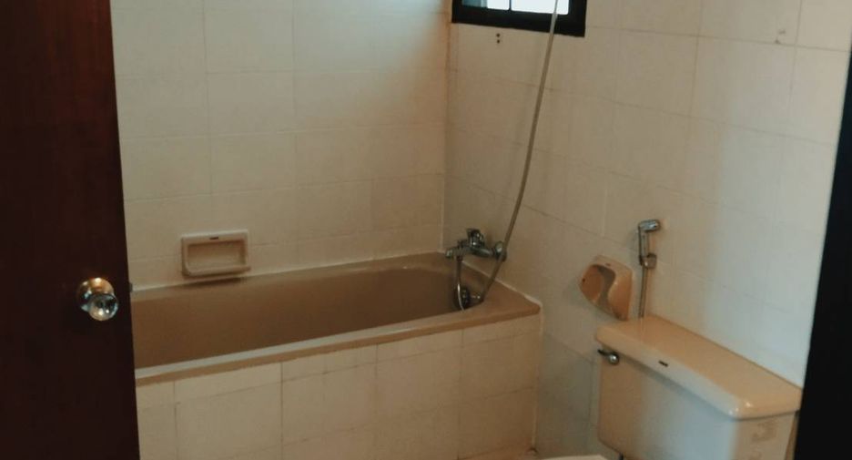 For rent 3 bedrooms condo in Khlong Toei, Bangkok