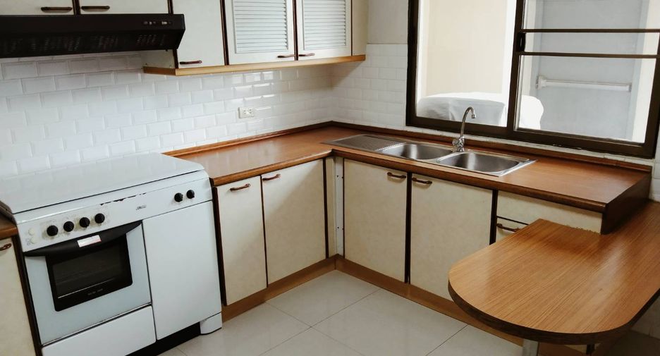 For rent 3 bedrooms condo in Khlong Toei, Bangkok