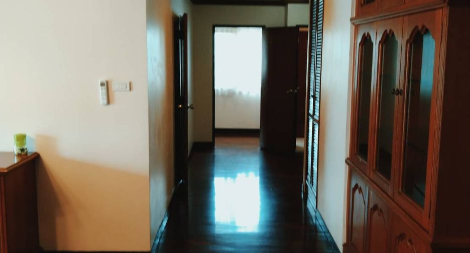 For rent 3 bedrooms condo in Khlong Toei, Bangkok