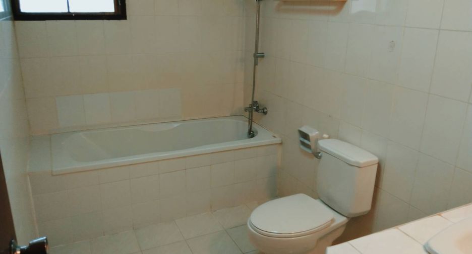 For rent 3 bedrooms condo in Khlong Toei, Bangkok