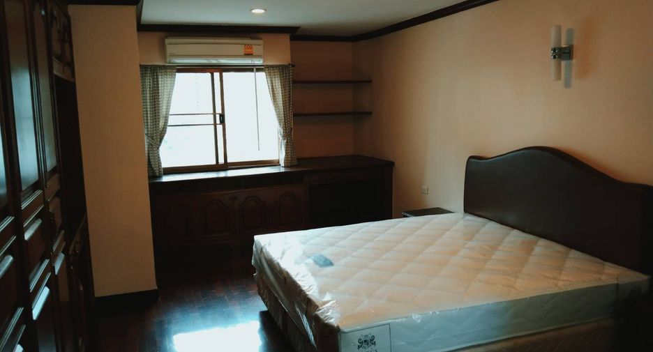 For rent 3 bedrooms condo in Khlong Toei, Bangkok