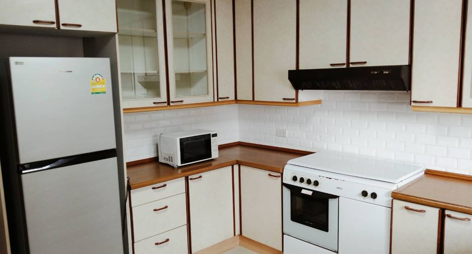 For rent 3 bedrooms condo in Khlong Toei, Bangkok