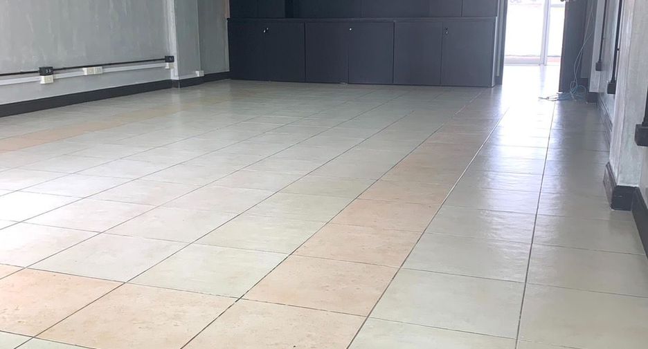 For rent 10 bedrooms retail Space in Khlong San, Bangkok