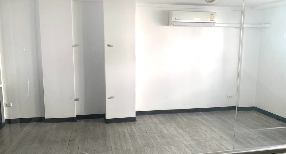 For rent 10 bedrooms retail Space in Khlong San, Bangkok
