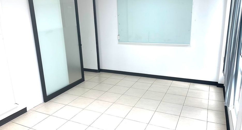 For rent 10 bedrooms retail Space in Khlong San, Bangkok