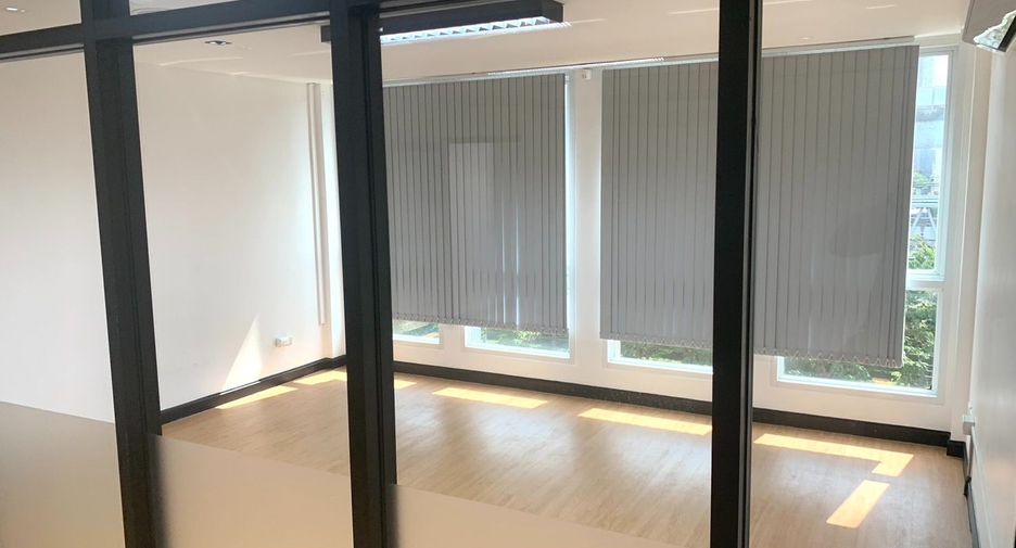 For rent 10 bedrooms retail Space in Khlong San, Bangkok