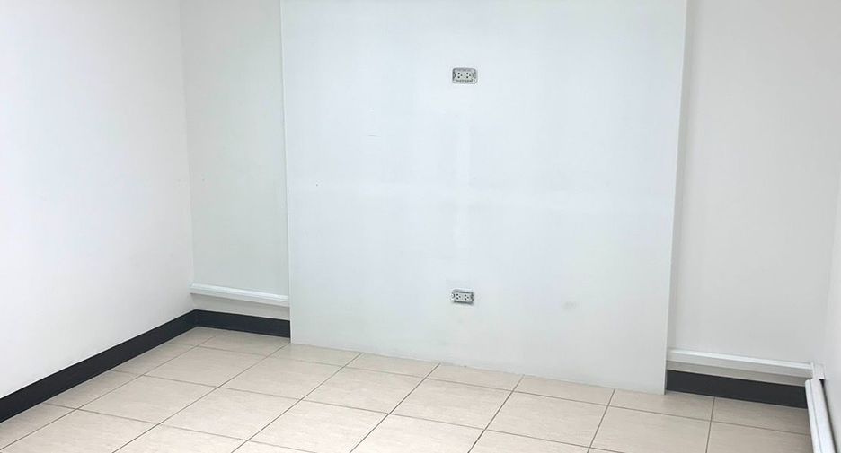 For rent 10 bedrooms retail Space in Khlong San, Bangkok