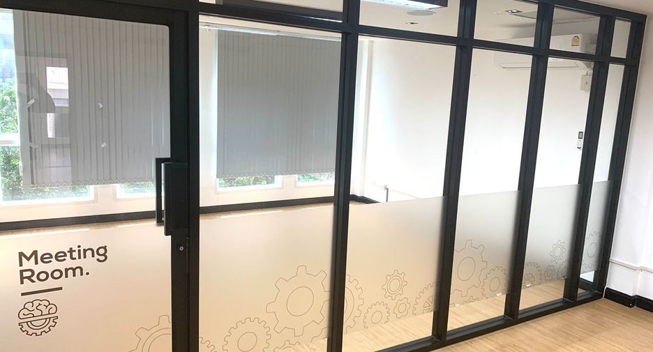 For rent 10 bedrooms retail Space in Khlong San, Bangkok
