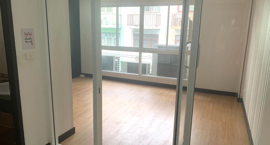 For rent 10 bedrooms retail Space in Khlong San, Bangkok
