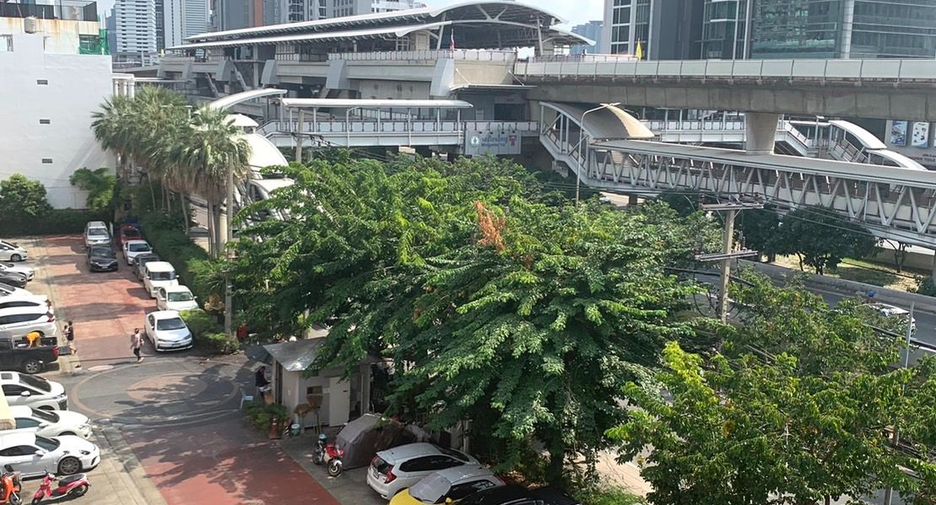 For rent 10 bedrooms retail Space in Khlong San, Bangkok