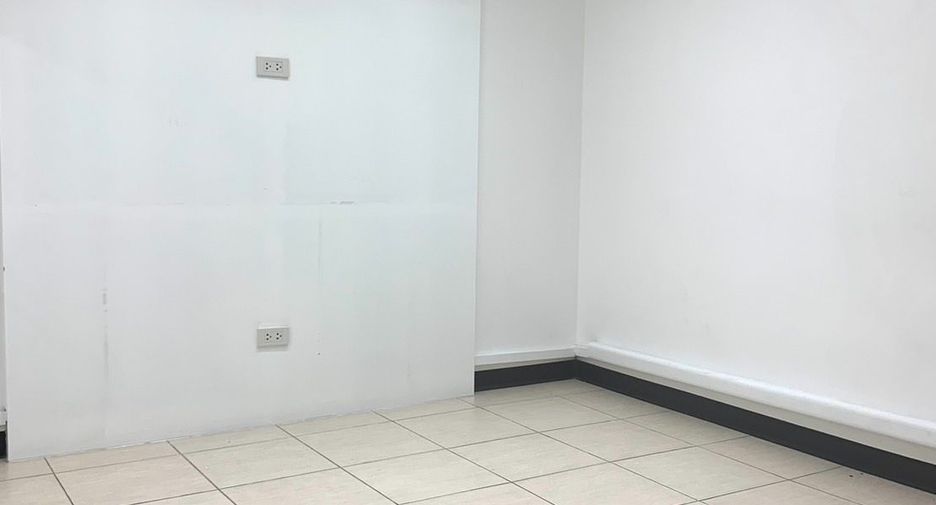 For rent 10 bedrooms retail Space in Khlong San, Bangkok