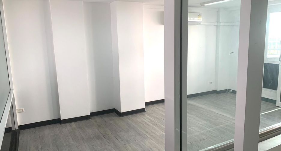 For rent 10 bedrooms retail Space in Khlong San, Bangkok