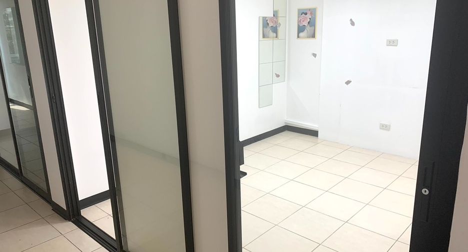 For rent 10 bedrooms retail Space in Khlong San, Bangkok