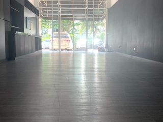 For rent 10 bedrooms retail Space in Khlong San, Bangkok
