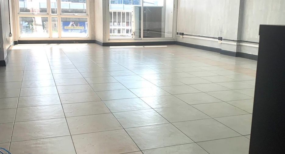 For rent 10 bedrooms retail Space in Khlong San, Bangkok
