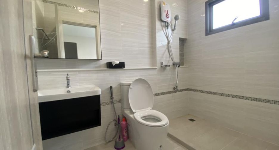 For rent and for sale 4 bedrooms house in Lat Krabang, Bangkok