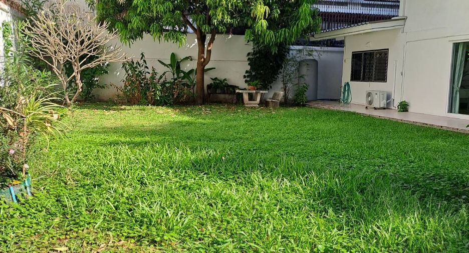 For rent 3 bedrooms house in Khlong Toei, Bangkok