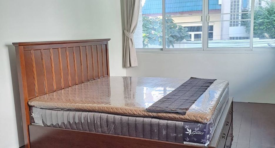 For rent 3 bedrooms house in Khlong Toei, Bangkok