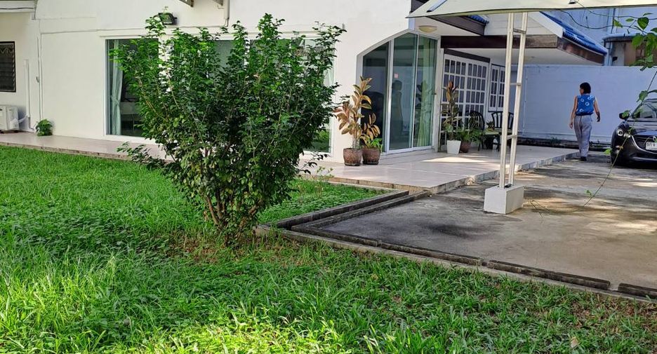 For rent 3 bedrooms house in Khlong Toei, Bangkok
