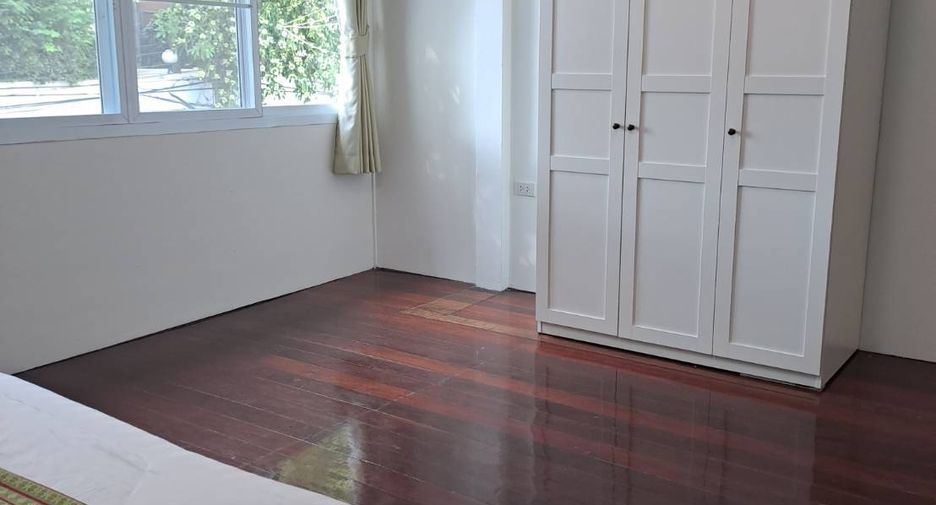 For rent 3 bedrooms house in Khlong Toei, Bangkok