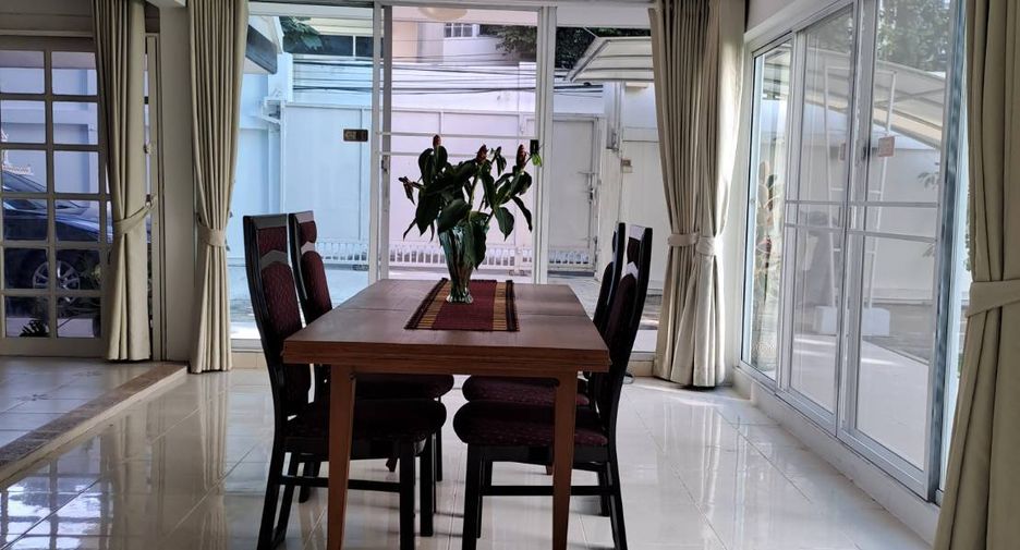 For rent 3 bedrooms house in Khlong Toei, Bangkok