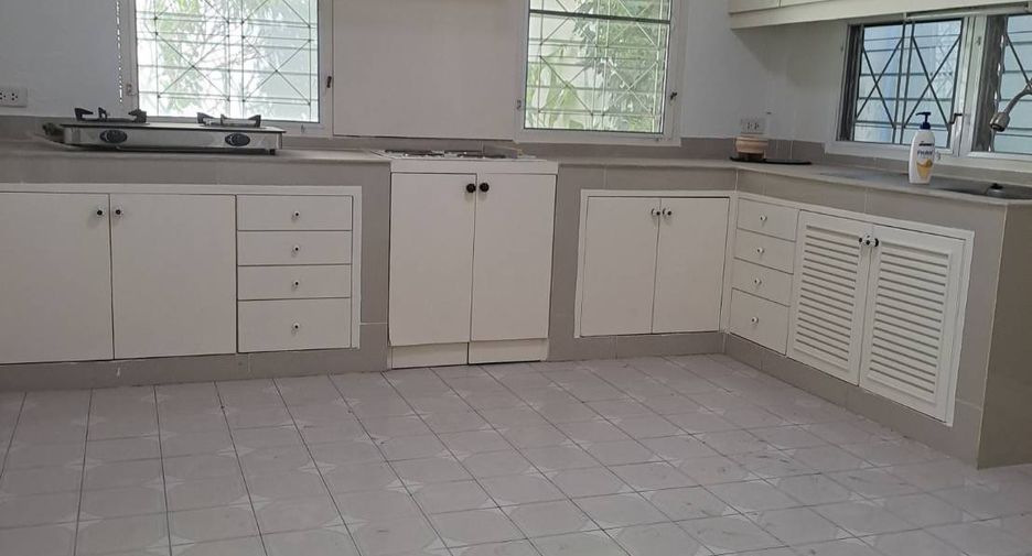 For rent 3 bedrooms house in Khlong Toei, Bangkok
