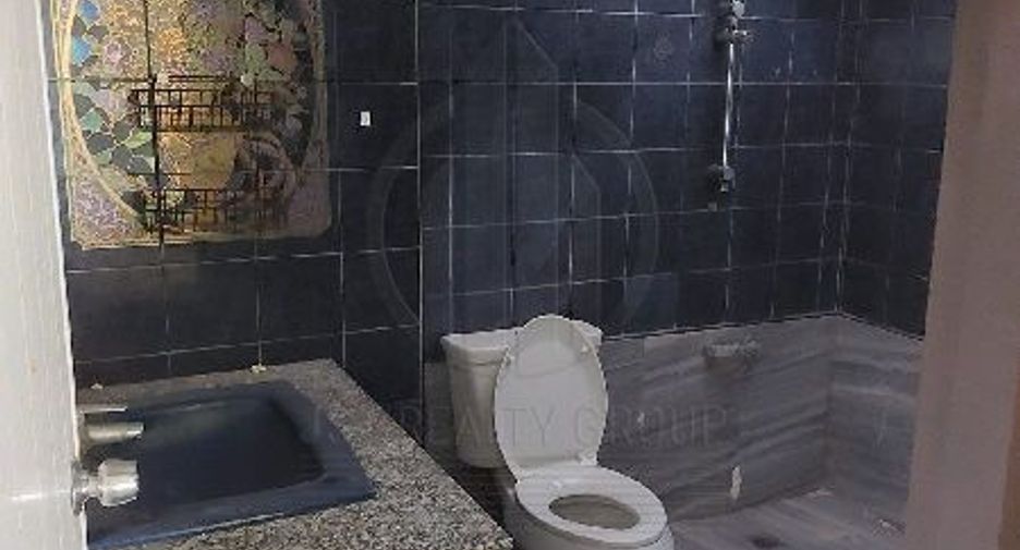 For sale 8 bedrooms retail Space in Huai Khwang, Bangkok