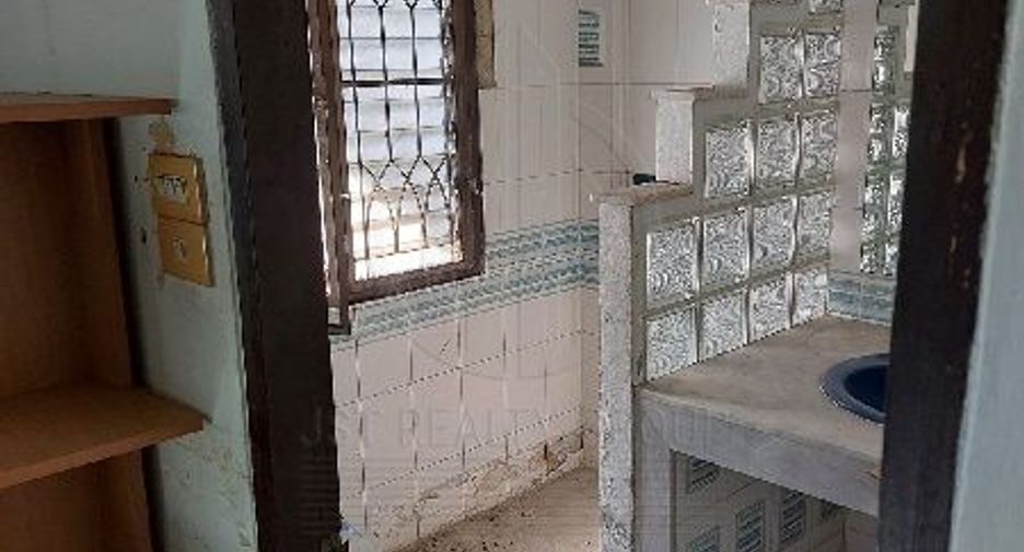 For sale 8 bedrooms retail Space in Huai Khwang, Bangkok