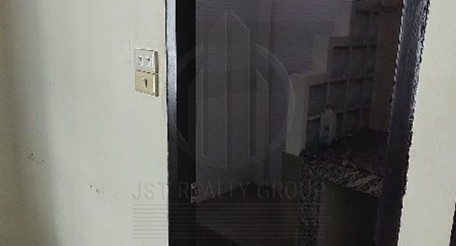 For sale 8 bedrooms retail Space in Huai Khwang, Bangkok