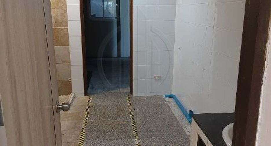 For sale 8 bedrooms retail Space in Huai Khwang, Bangkok