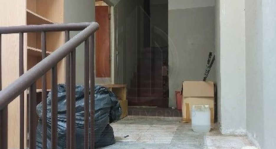For sale 8 bedrooms retail Space in Huai Khwang, Bangkok