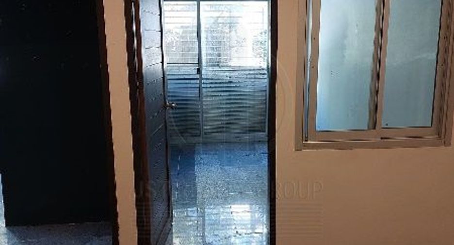 For sale 8 bedrooms retail Space in Huai Khwang, Bangkok
