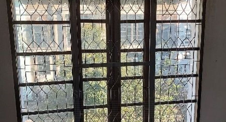 For sale 8 bedrooms retail Space in Huai Khwang, Bangkok