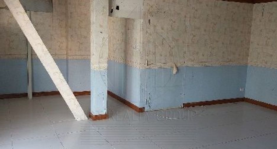 For sale 8 bedrooms retail Space in Huai Khwang, Bangkok