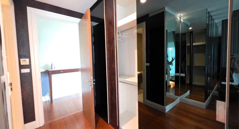 For sale 3 bedrooms condo in Khlong Toei, Bangkok
