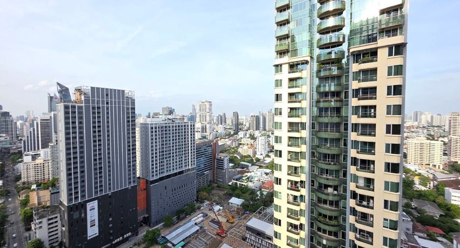 For sale 3 bedrooms condo in Khlong Toei, Bangkok