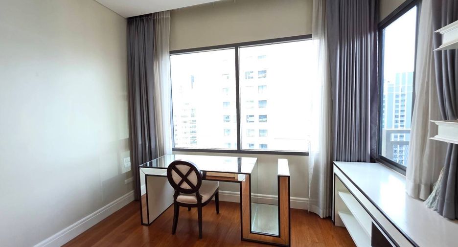 For sale 3 bedrooms condo in Khlong Toei, Bangkok
