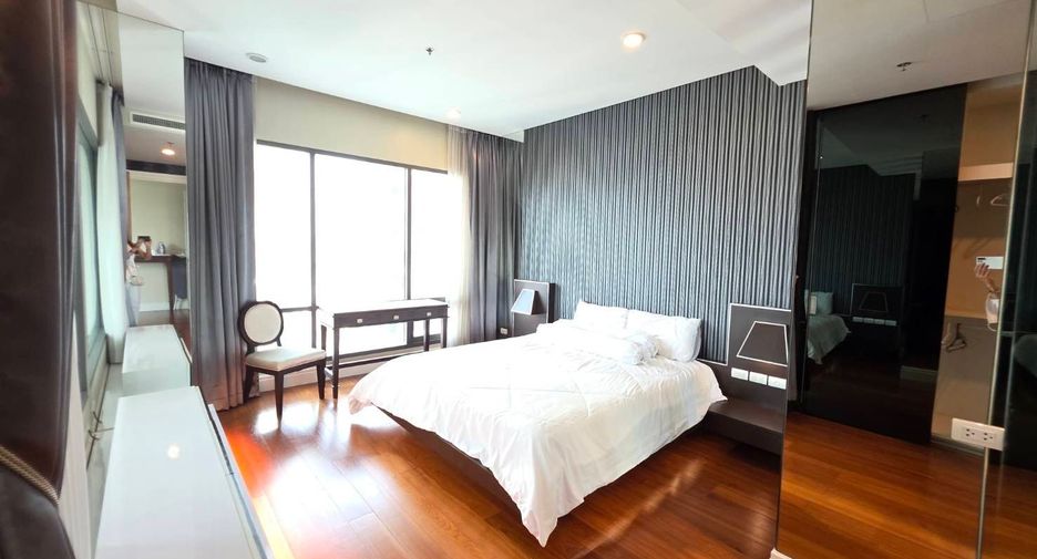 For sale 3 bedrooms condo in Khlong Toei, Bangkok