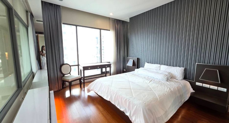 For sale 3 bedrooms condo in Khlong Toei, Bangkok