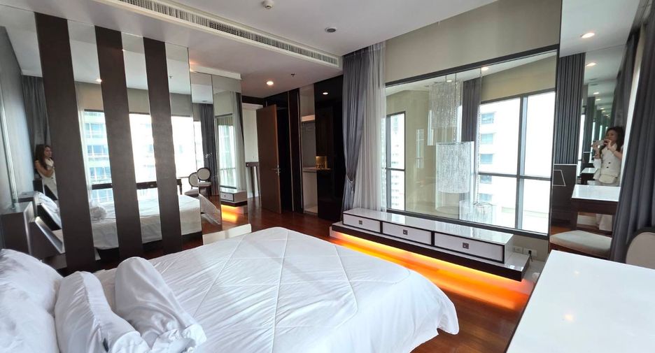 For sale 3 bedrooms condo in Khlong Toei, Bangkok